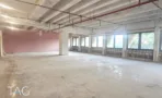 קומה פתוחה עם תקרה חשופה, צנרת כיבוי אדומה וחלונות רצועה לאורך החזית, במשרד 3,000 מ
