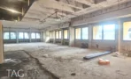 מפלס פתוח לפני התאמות, רצפה חשופה וחלונות רצועה בשתי חזיתות, במשרד 3,000 מ