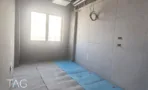 חדר בגמר אפור עם חלון יחיד ויריעות הגנה על הרצפה, במשרד 300 מ