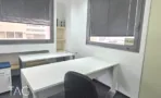 חדר עבודה עם שולחן לבן צמוד לקיר, גומחת מדפים וחלון עם תריס במשרד 816 מ