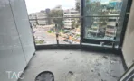 מרפסת מעוגלת בשלבי גמר במגדל אייקון עם נוף אל האזור