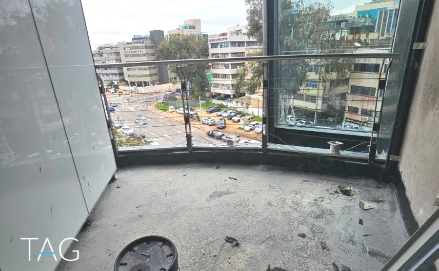 מרפסת מעוגלת בשלבי גמר במגדל אייקון עם נוף אל האזור