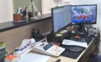 עמדת עבודה עם שני מסכים וטלפון משרדי במשרד להשכרה 72 מ
