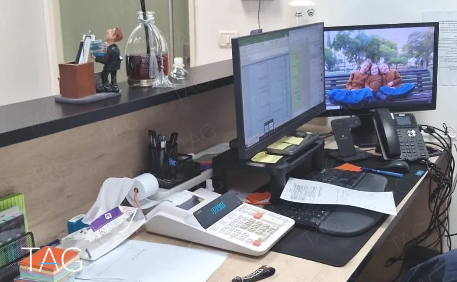 עמדת עבודה עם שני מסכים וטלפון משרדי במשרד להשכרה 72 מ
