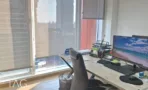 חדר עבודה עם חלון סרט רציף ותריס גלילה במשרד להשכרה 72 מ