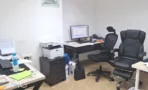 חדר עבודה עם שתי עמדות ומדפסת משרדית במשרד להשכרה 72 מ