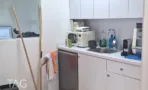 מטבחון עם מכונת קפה, כיור ומקרר קטן במשרד להשכרה 72 מ
