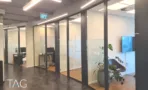 משרד להשכרה 598 מ״ר במגדלי עזריאלי, חדרי עבודה בחזית זכוכית לאורך המסדרון