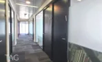 מסדרון עם דלתות שחורות במשרד במגדל רוטשילד 22