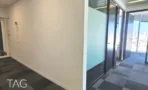 מסדרון וחדרי זכוכית במשרד במגדל רוטשילד 22