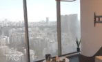 נוף פנורמי לתל אביב מקיר המסך במשרד 50 מ״ר במגדל רסיטל