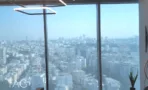 גוף תאורה ריבועי ונוף עירוני רחב במשרד 50 מ״ר במגדל רסיטל