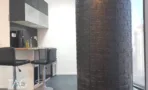 מטבחון עם דלפק עץ ושרפרפי בר במשרד 50 מ״ר במגדל רסיטל