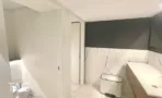 שירותים פרטיים במשרד להשכרה ברחוב הוברמן תל אביב, חיפוי שיש לבן וקיר כהה - תג נכסים