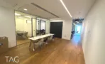 שולחן עבודה משותף לצד חדרי זכוכית