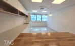 מטבחון במשרד להשכרה ברחוב ליאונרדו דה וינצ'י תל אביב, משטח עץ, מדף תלוי ורצפת טראצו - תג נכסים