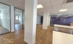 חלל אופן ספייס במשרד להשכרה ברחוב ליאונרדו דה וינצ'י תל אביב, עמודים לבנים, מחיצות זכוכית ותקרה אקוסטית - תג נכסים