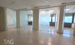 חלל עם מחיצות זכוכית ורצפת אבן בהירה מול רצועת חלונות במשרד להשכרה 423 מ