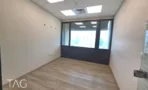 חדר ריק עם חלונות פינתיים ורצפת עץ בהירה במשרד להשכרה 423 מ