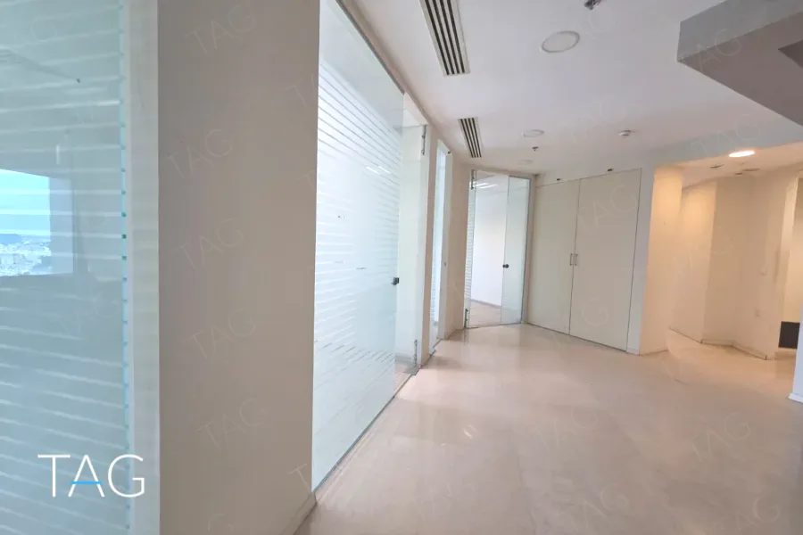 מסדרון פנימי עם מחיצות זכוכית חלבית ותאורה שקועה במשרד להשכרה 423 מ