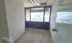 חדר ריק עם חלון פינתי, תריסים ורצפת עץ בהירה במשרד להשכרה 423 מ