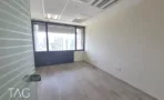 חלל ריק עם מחיצות זכוכית ורצפת אבן בהירה במשרד להשכרה 423 מ