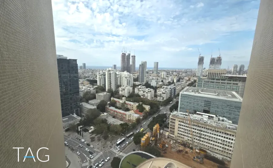 נוף צפון תל אביב והים מהחלון, כולל מגדלים בבנייה במשרד להשכרה 423 מ