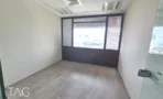 חדר ריק עם רצפת עץ בהירה, דלת זכוכית וחלון עם נוף עירוני במשרד להשכרה 423 מ