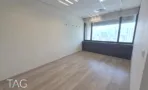 חדר ריק עם חלון רחב, תאורת תקרה שקועה ורצפת עץ בהירה במשרד להשכרה 423 מ