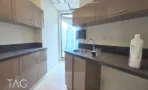 מטבחון עם ארונות מבריקים, כיור ומשטח עבודה כהה במשרד להשכרה 423 מ
