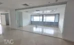 חלל פתוח מאחורי קיר זכוכית, עם רצועת חלונות לרוחב הקיר במשרד להשכרה 527 מ