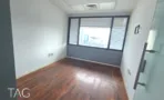 חדר ריק עם פרקט כהה, חלון עם ארון בנוי ודלת זכוכית במשרד להשכרה 527 מ