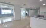 חלל פתוח עם דלפק קבלה בנוי, רצפת אבן בהירה ונוף עירוני במשרד להשכרה 527 מ