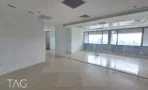 חלל פתוח גדול עם מחיצות זכוכית ורצפת אבן בהירה במשרד להשכרה 527 מ