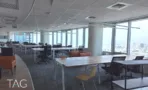 חלל עבודה פתוח עם כורסאות כתומות ונוף לעיר במשרד 450 מ