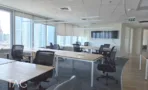 חלל עבודה עם מסך על הקיר ונוף למגדלים במשרד 450 מ