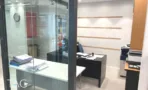 חדר עבודה עם מחיצת זכוכית