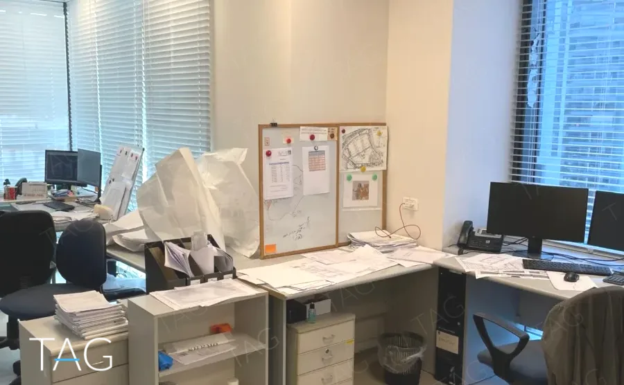 עמדות עבודה ליד החלון