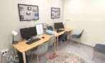פינת ישיבה עם ספה, שטיח וכורסאות מול חלון פינתי במשרד 67 מ