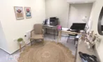 פינת עבודה עם מדפסת ושולחן עץ במשרד 67 מ