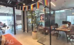 משרד להשכרה 430 מ״ר במגדלי הארבעה, חלל פתוח עם חדרי זכוכית וצמחייה