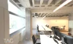 עמדות עבודה לצד חלון רצועה בבית אל על, אור טבעי על השולחנות