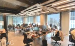 אופן ספייס עם תקרת רפפות וחלונות לנוף העיר במשרד 230 מ״ר במגדל אקרו
