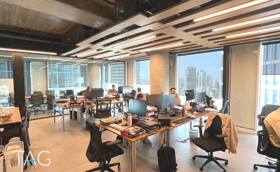 אופן ספייס עם תקרת רפפות וחלונות לנוף העיר במשרד 230 מ״ר במגדל אקרו