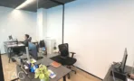 חדר עבודה עם עמדות ורצפת עץ במשרד 230 מ״ר במגדל אקרו