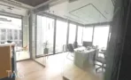 חדר מזוגג עם שולחן לבן ונוף לעיר במשרד 80 מ״ר במגדל רסיטל
