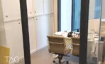 חדר ישיבות עם כיסאות עור קרם וארונות קיר במשרד 119 מ״ר במגדל רסיטל