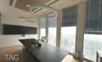 חדר ישיבות עם שולחן כהה ונוף עירוני במשרד 420 מ