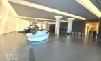 לובי הכניסה של מגדל עזריאלי שרונה עם דלפק קבלה ושערי כניסה