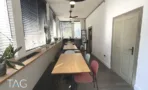 חלל ארוך עם מאווררי תקרה במשרד 500 מ